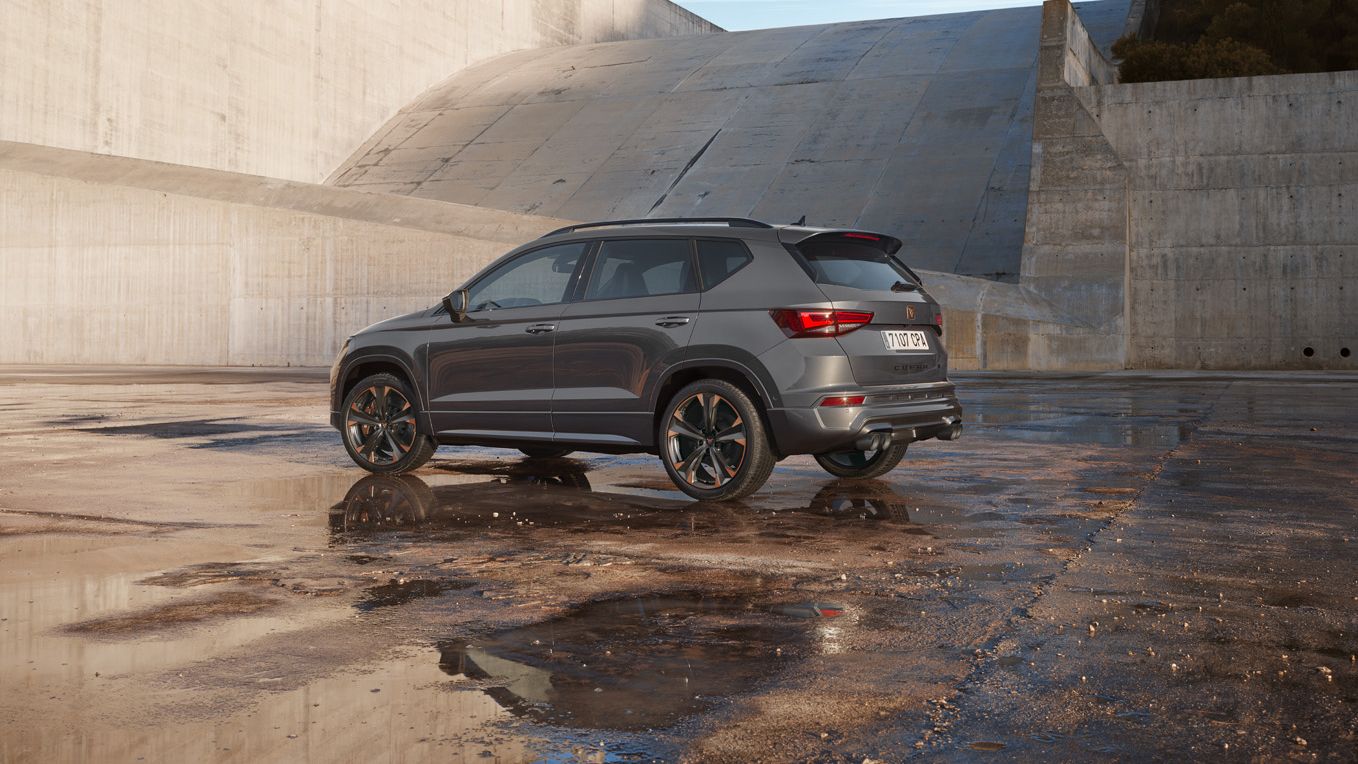 CUPRA Ateca 2020 v barvě rodium šedá zadní pohled, s 19" koly z lehkých slkitin Sport