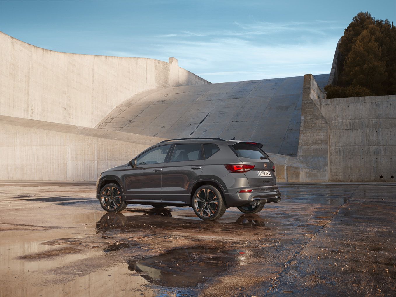 CUPRA Ateca 2020 v barvě rodium šedá zadní pohled, s 19" koly z lehkých slkitin Sport