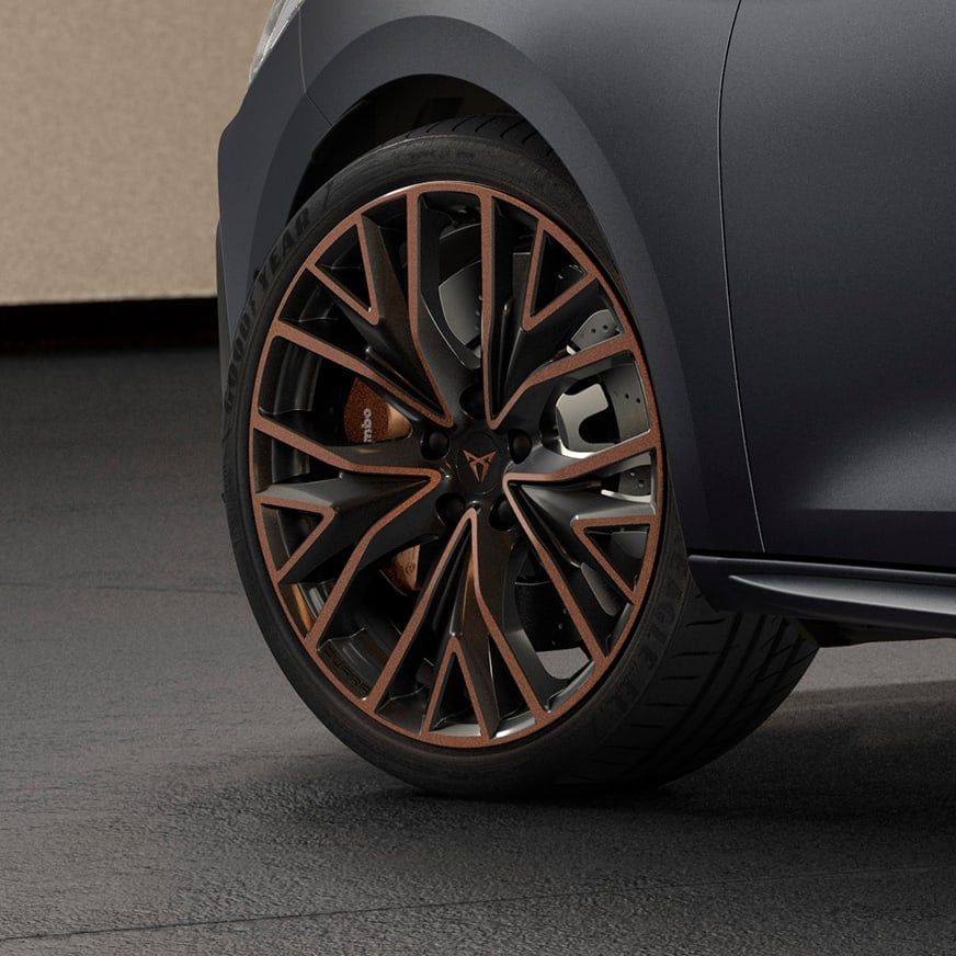 Nový kompaktní sportovní vůz CUPRA Leon 5D ehybrid, skořepinová sedadla čalouněná tkaninou Sharp a základní designové výplně dveří.