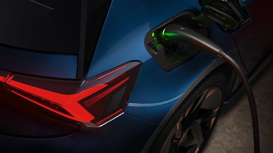 Nová CUPRA Born v barvě Aurora modrá dobíjení kabelem