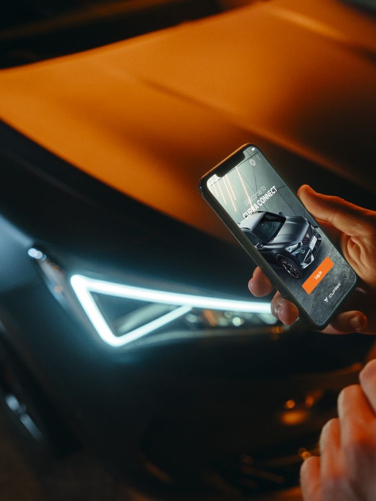 CUPRA Born Aurora Blue barva na parkovišti
