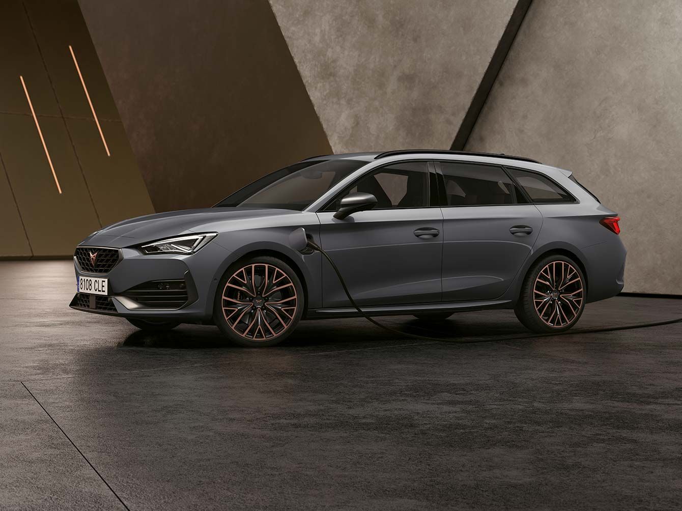 rodinný sportovní vůz CUPRA Leon Sportstourer ehybrid v barvě graphene šedá při nabíjení