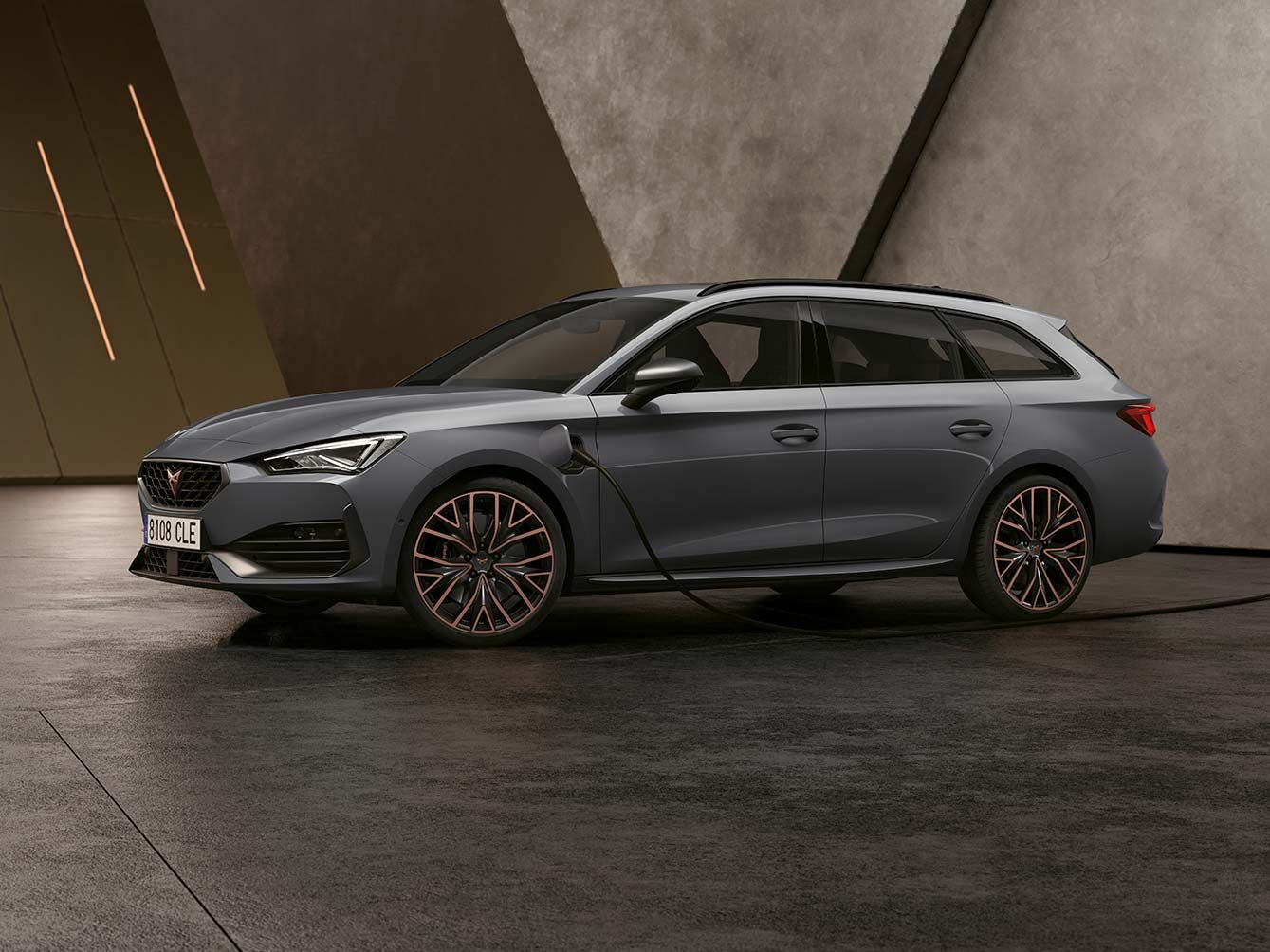 rodinný sportovní vůz CUPRA Leon Sportstourer ehybrid v barvě graphene šedá při nabíjení