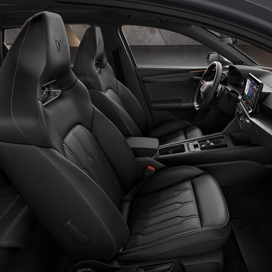 Nový rodinný sportovní vůz CUPRA Leon Sportstourer ehybrid, pohled do interiéru s čalouněním skořepinových sedadel a výplní dveří pravou černou kůží