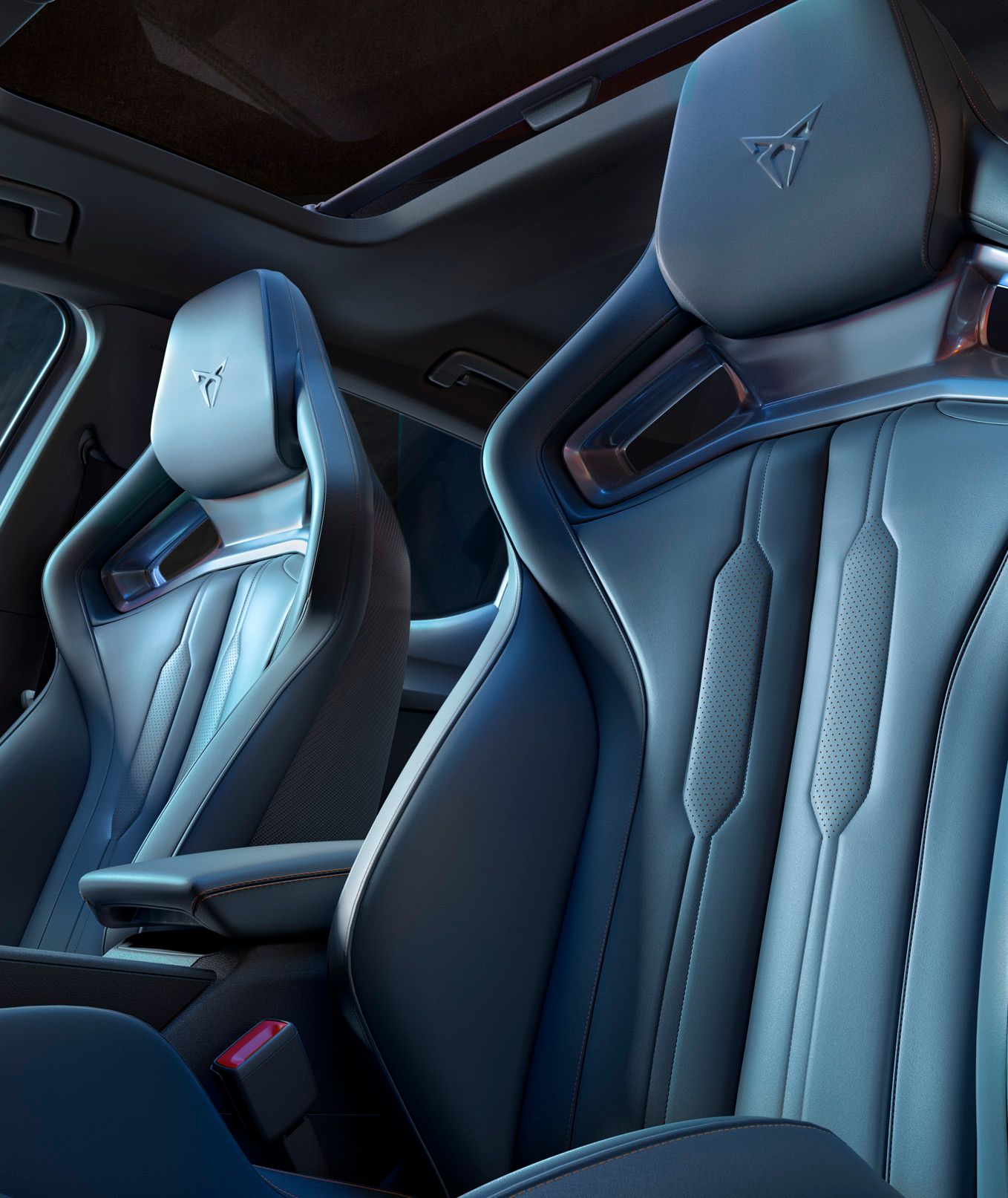 Nový kompaktní sportovní vůz CUPRA Leon ehybrid v barvě magnetic šedá matná, pohled zezadu při nabíjení