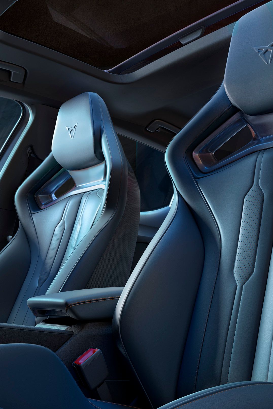 Nový kompaktní sportovní vůz CUPRA Leon ehybrid v barvě magnetic šedá matná, pohled zezadu při nabíjení