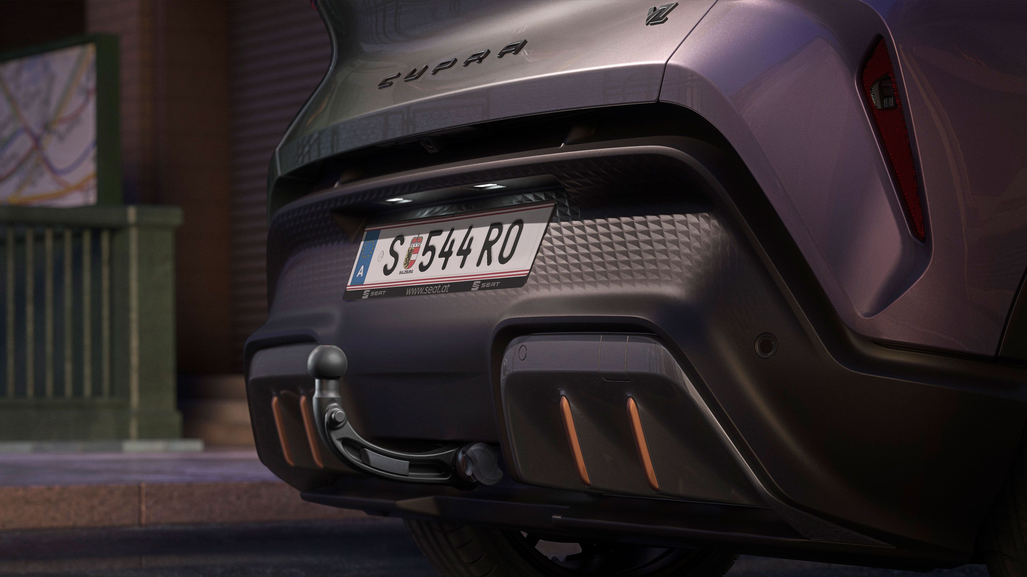 Heckansicht des CUPRA Raval mit Fokus auf die Anhängerkupplung, eines der speziell für dieses Modell entwickelten Zubehörteile.