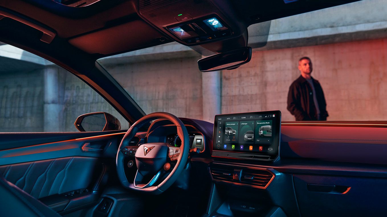 Nový kompaktní sportovní vůz CUPRA Leon ehybrid, pohled na interiér s digitálním kokpitem a navigací