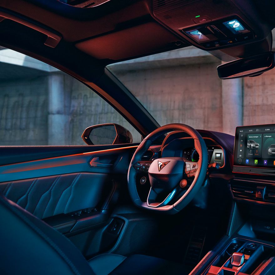 Nový kompaktní sportovní vůz CUPRA Leon ehybrid, pohled na interiér s digitálním kokpitem a navigací