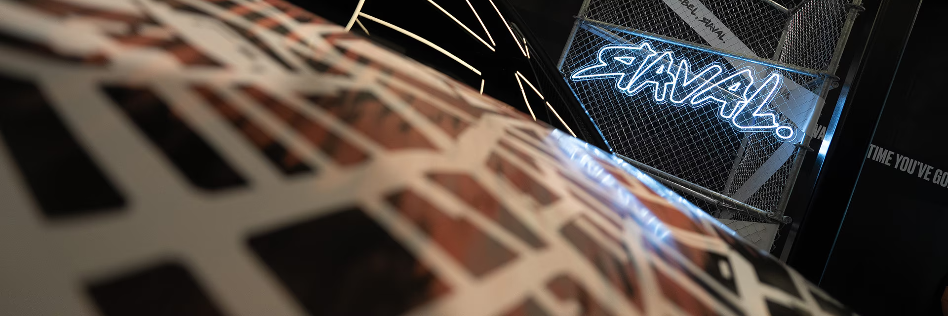 Dach vom Raval mit leuchtendem Raval Logo im Hintergrund