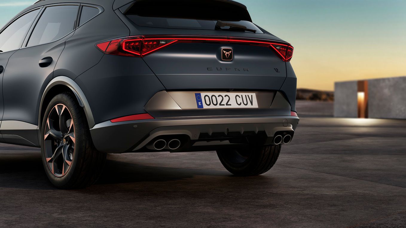 nová kompaktní dvojitá koncovka výfuku cupra formentor se sportovním černým matným povrchem