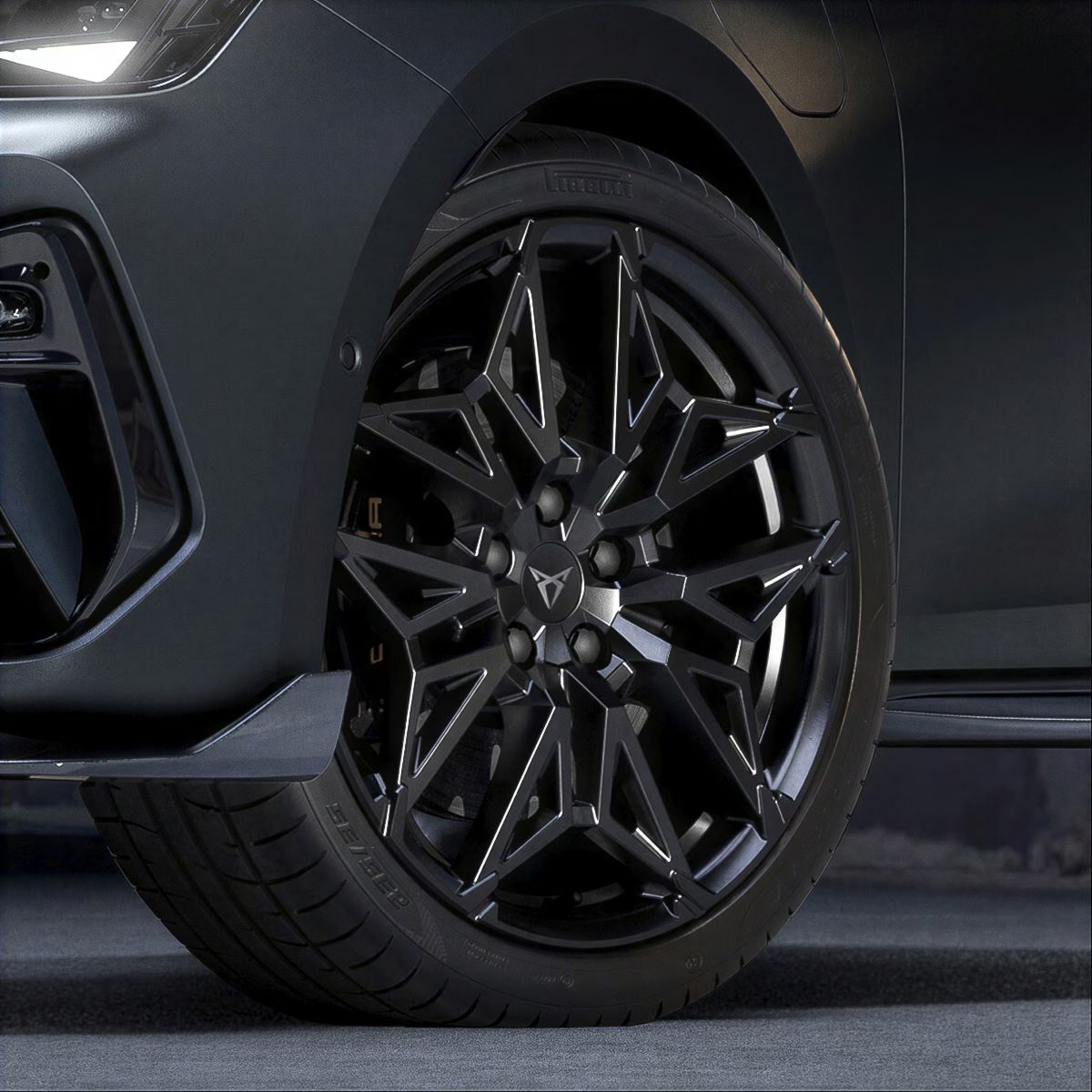 Detailní záběr na 19" kola "CUSTOM" na modelu CUPRA Leon