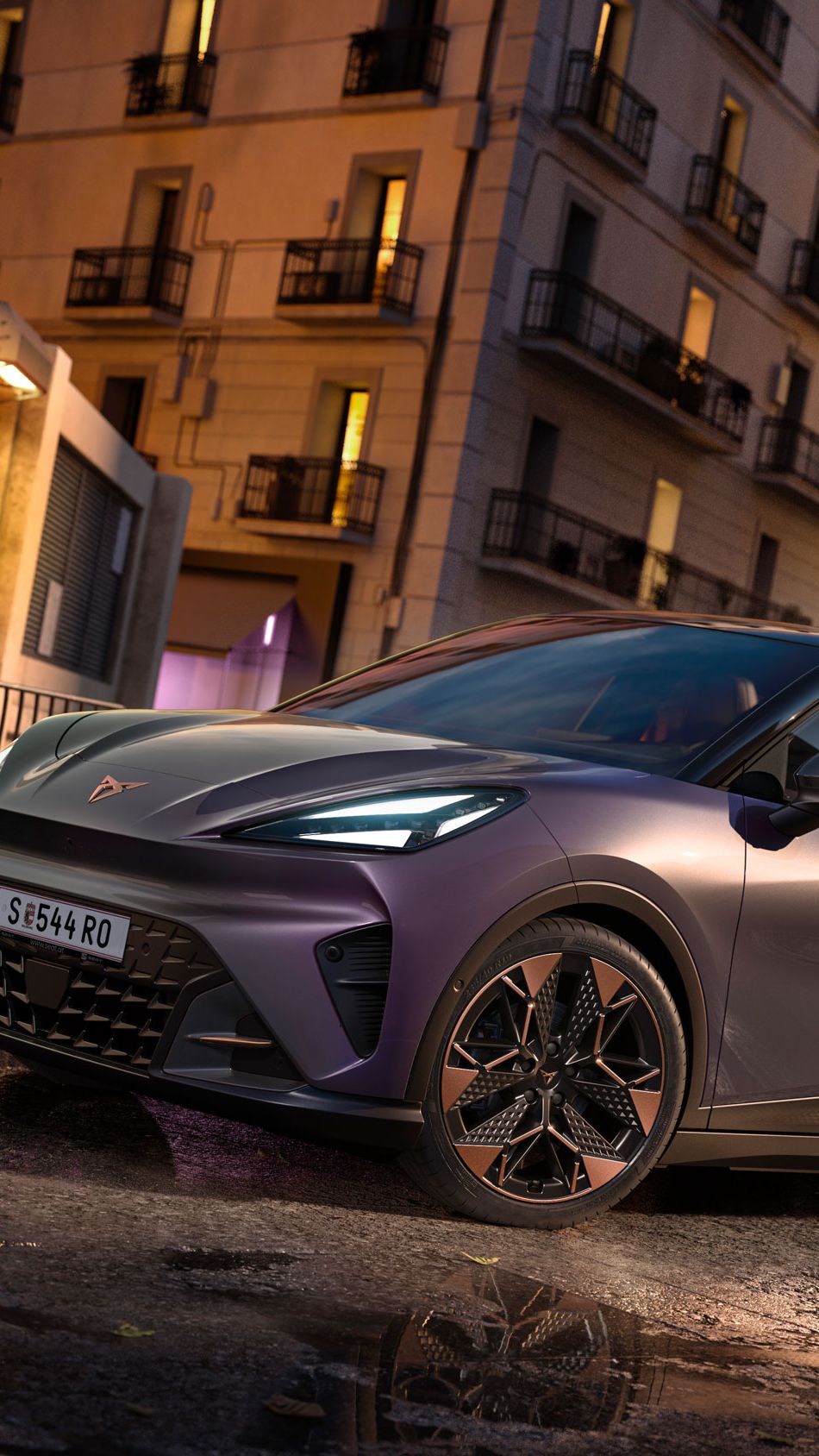 CUPRA Raval VZ in Plasma steht auf einer Straße in urbaner Umgebung