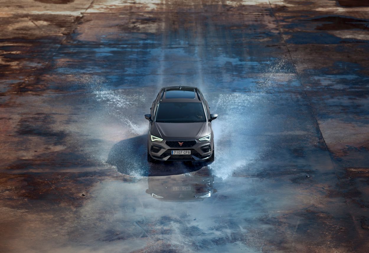 CUPRA Ateca 2020 v barvě rodium šedá projíždí vodou