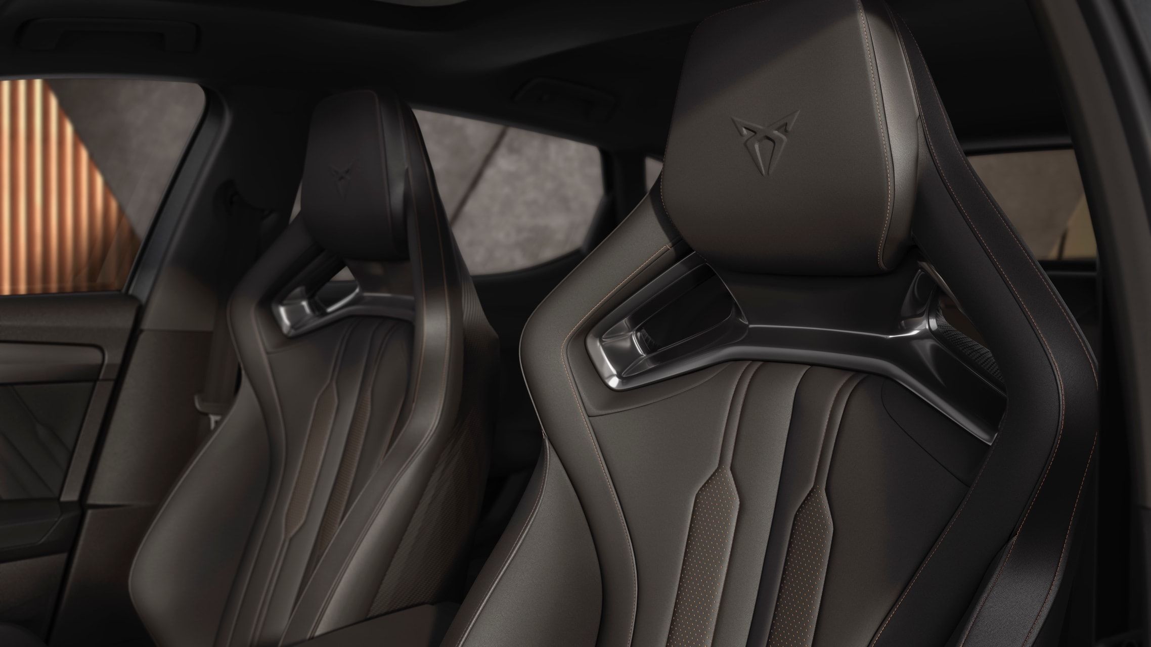 Nový kompaktní sportovní vůz CUPRA Leon ehybrid, pohled na interiér s anatomickými sedadly