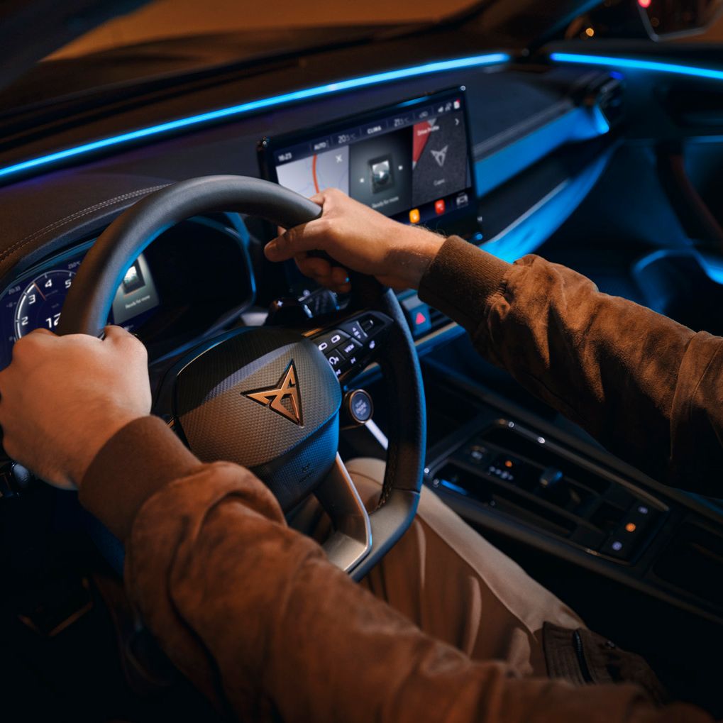 nový cupra formentor kompaktní suv s tlačítkem režimu CUPRA na supersportovním volantu