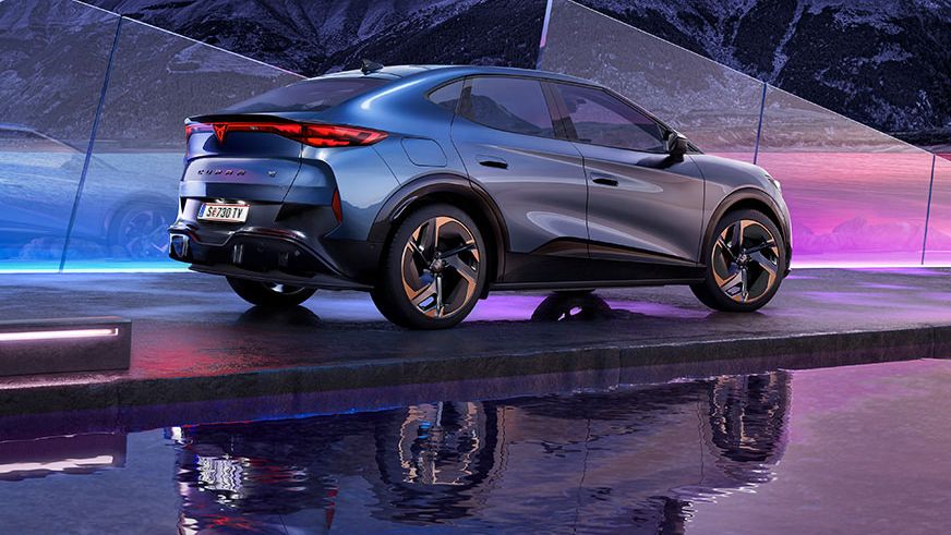 CUPRA Tavascan blau mit Coast-to-Coast-Rücklicht