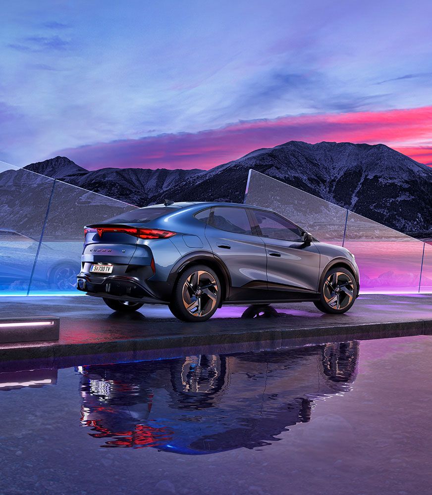 CUPRA Tavascan blau mit Coast-to-Coast-Rücklicht