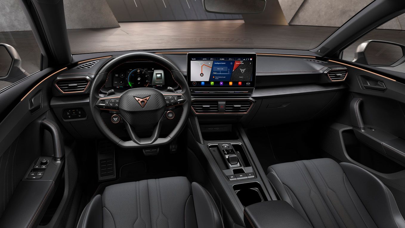 Nový kompaktní sportovní vůz CUPRA Leon e-HYBRID, pohled na interiér s koženým volantem a tlačítkem pro jízdní režimy