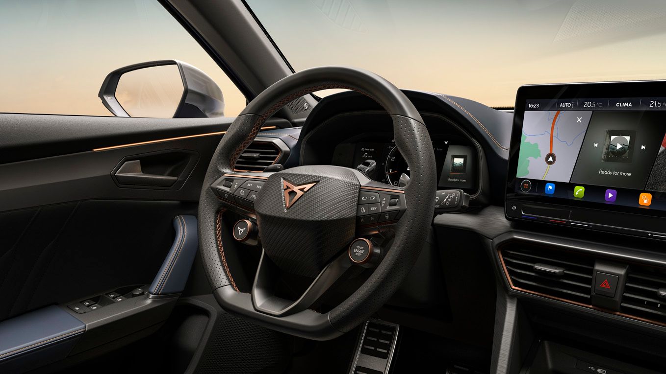 Nová cupra formentor s ambientním osvětlením pro zvýraznění objektů v mrtvém úhlu