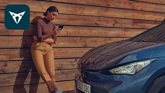 Nová CUPRA Born v barvě Aurora modrá a Žena se svým chytrým telefonem se připojí k aplikaci CUPRA Easy Charging