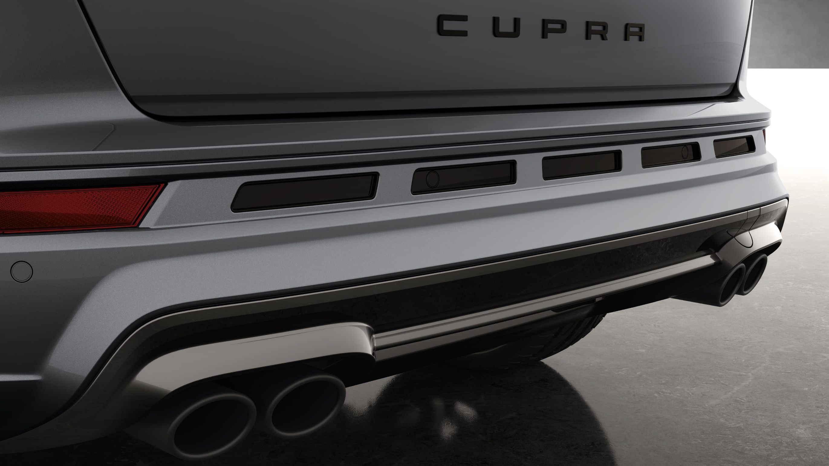 CUPRA Ateca 2020 v barvě rodium šedá zadní nárazník, zadní difuzor a čtyři koncovky výfuku CUPRA