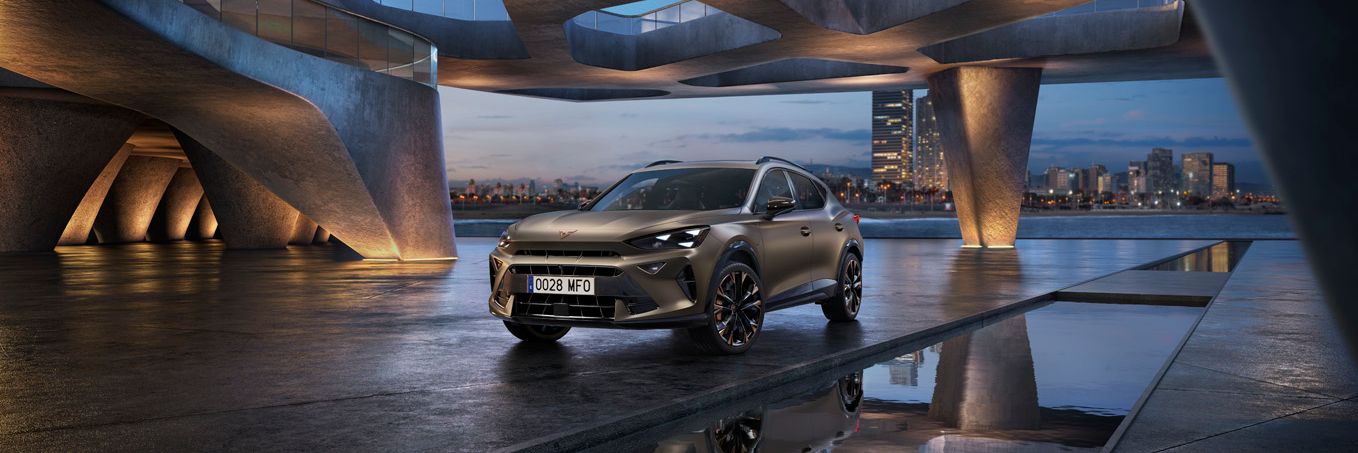 CUPRA Formentor PHEV VZ – dynamický pohled z předního 3/4 úhlu, zdůrazňující sportovní design, výraznou příď a plug-in hybridní pohon spojující vysoký výkon s elektrifikovanou mobilitou.