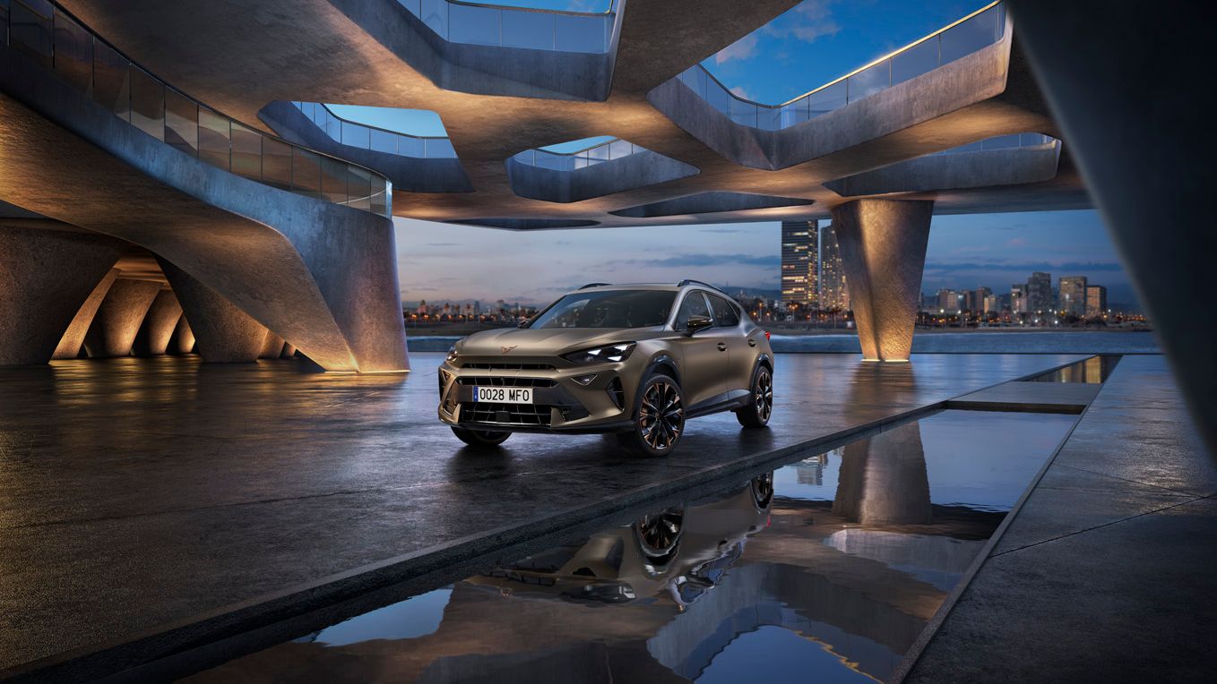 CUPRA Formentor PHEV VZ – dynamický pohled z předního 3/4 úhlu, zdůrazňující sportovní design, výraznou příď a plug-in hybridní pohon spojující vysoký výkon s elektrifikovanou mobilitou.