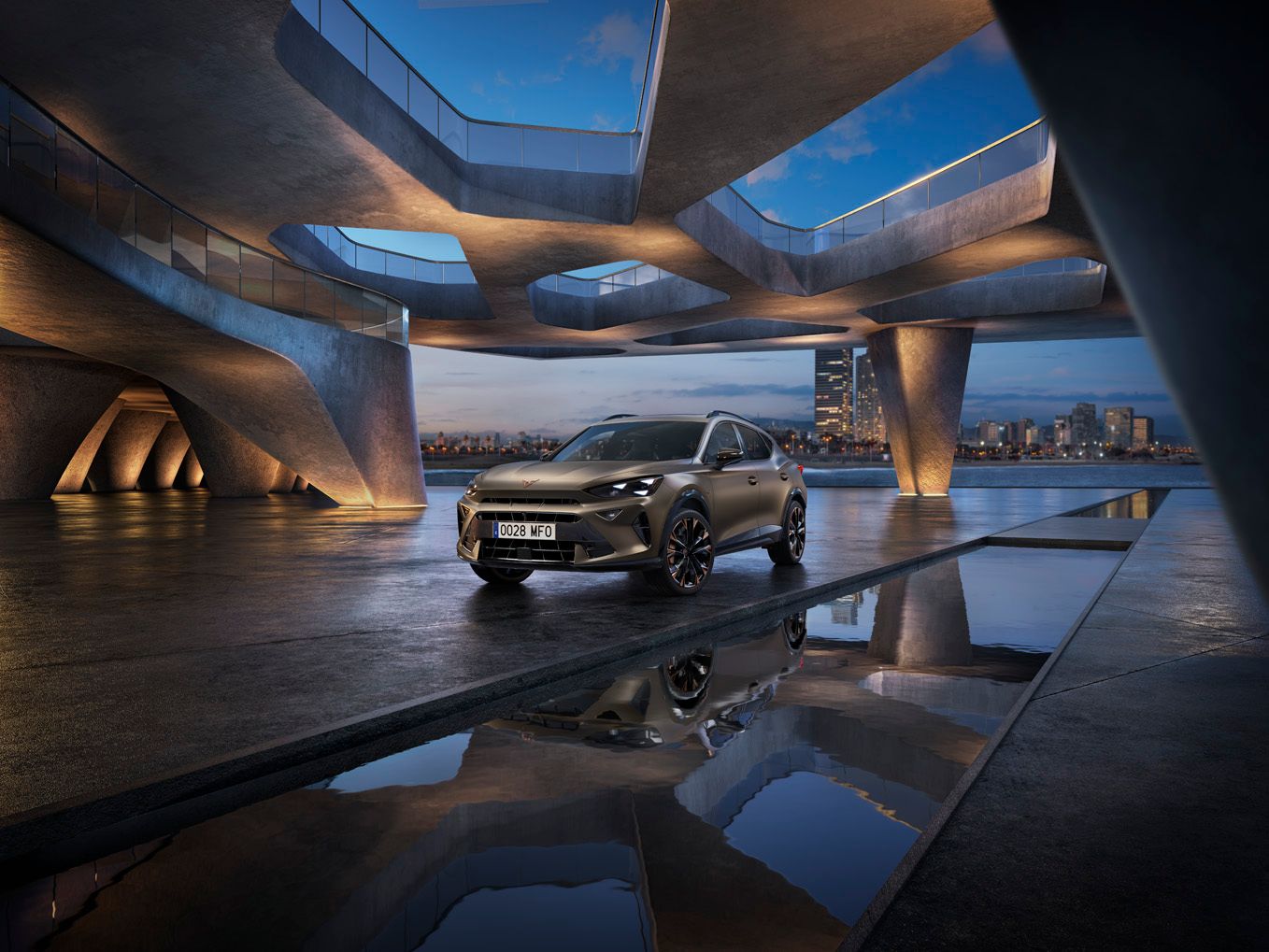 CUPRA Formentor PHEV VZ – dynamický pohled z předního 3/4 úhlu, zdůrazňující sportovní design, výraznou příď a plug-in hybridní pohon spojující vysoký výkon s elektrifikovanou mobilitou.