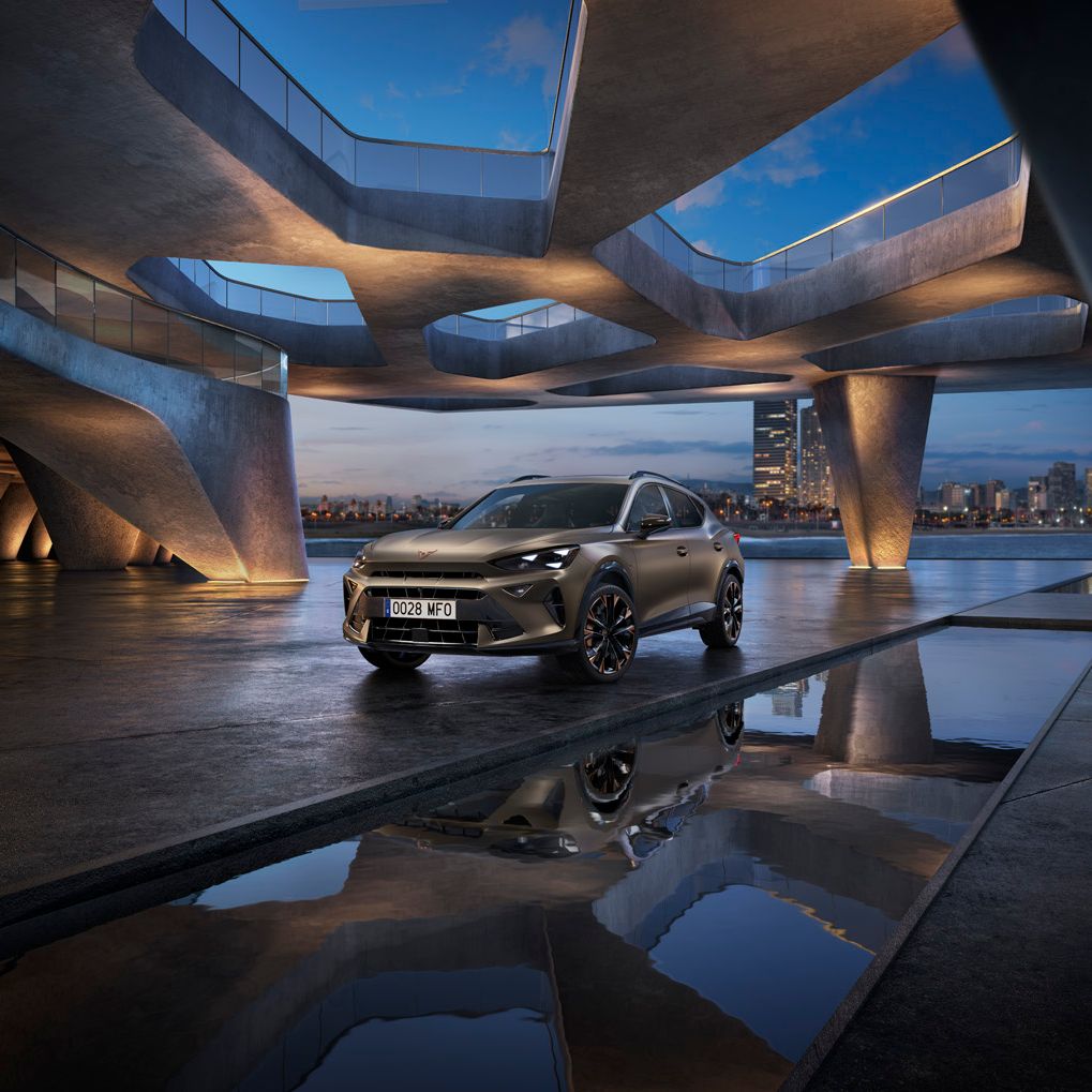 CUPRA Formentor PHEV VZ – dynamický pohled z předního 3/4 úhlu, zdůrazňující sportovní design, výraznou příď a plug-in hybridní pohon spojující vysoký výkon s elektrifikovanou mobilitou.