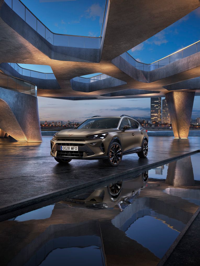 CUPRA Formentor PHEV VZ – dynamický pohled z předního 3/4 úhlu, zdůrazňující sportovní design, výraznou příď a plug-in hybridní pohon spojující vysoký výkon s elektrifikovanou mobilitou.