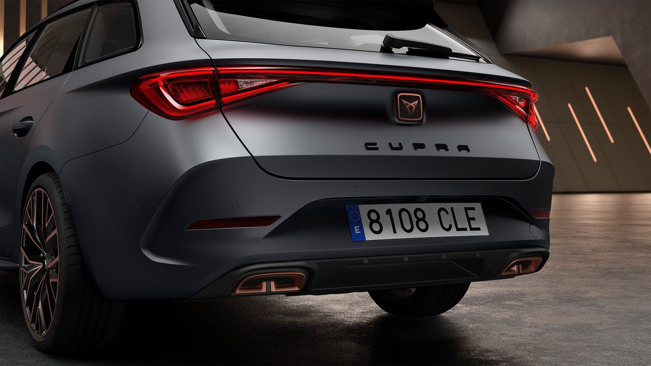 Nový rodinný sportovní vůz CUPRA Leon Sportstourer ehybrid, pohled zblízka na zadní nárazník s integrovaným difuzorem a zadní LED coast-to-coast světla