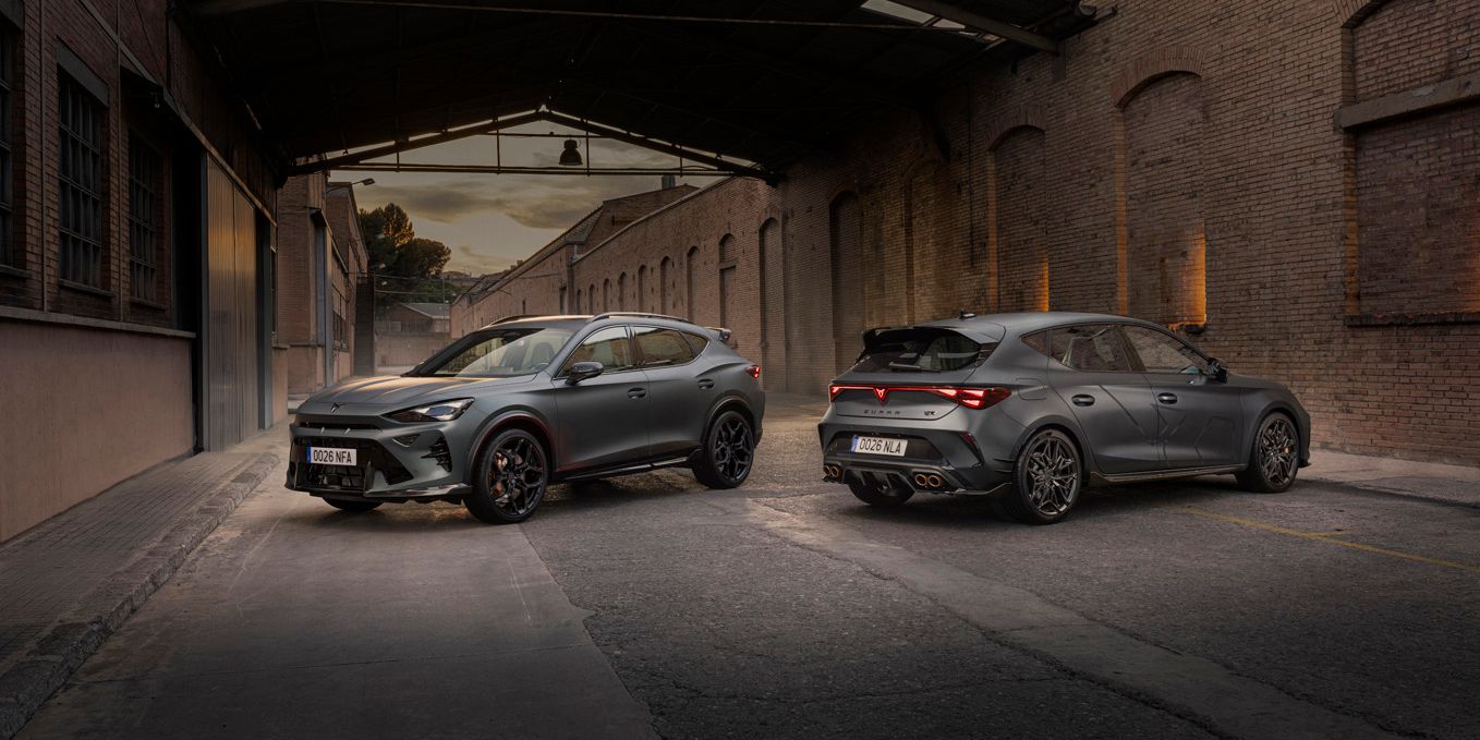 Hero pohled na modely CUPRA Formentor zepředu a Leon zezadu s paketem ABT