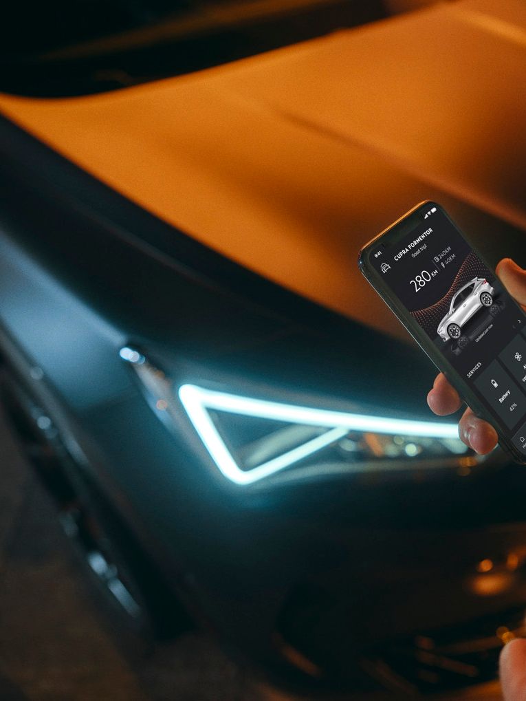 CUPRA Born Aurora Blue barva na parkovišti