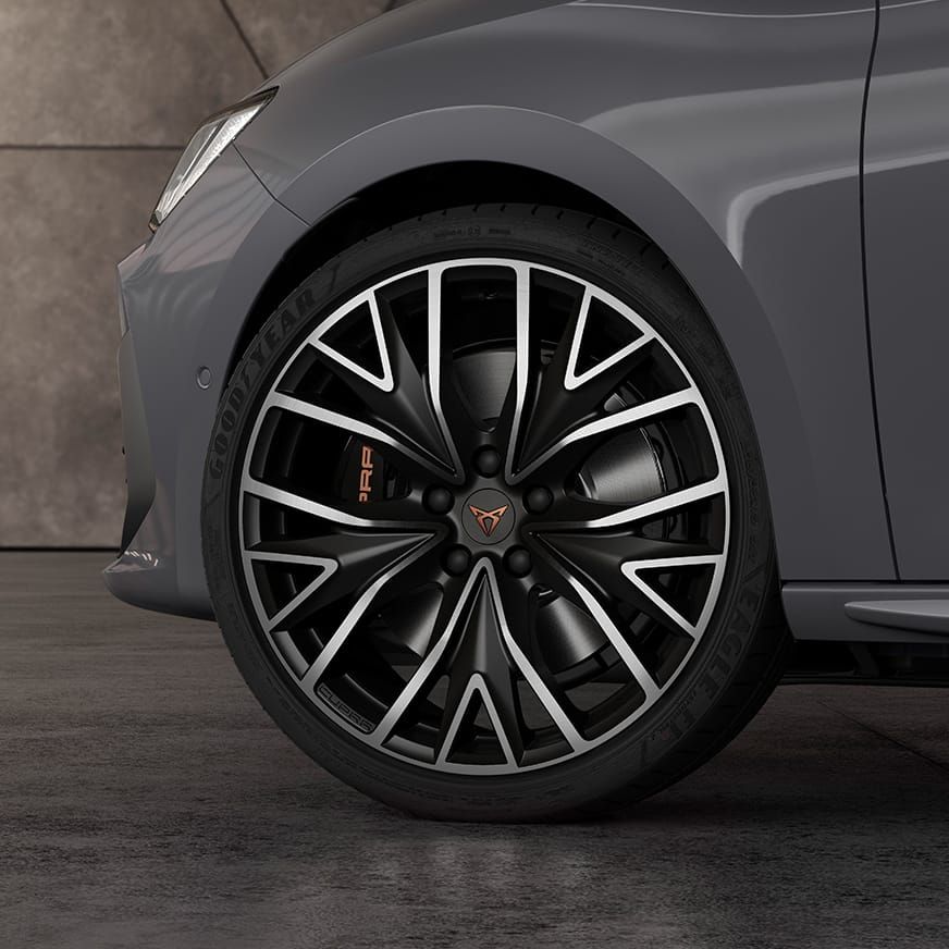 : Nový kompaktní sportovní vůz CUPRA Leon 5D ehybrid s 19“ Performance koly z lehkých slitin v barvách černá a stříbrná. Pohled zblízka.