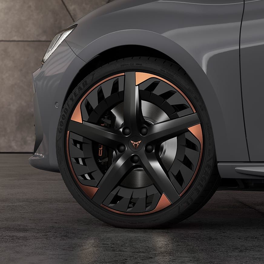 Nový kompaktní sportovní vůz CUPRA Leon 5D e-HYBRID s broušenými 19“ koly z lehkých slitin v barvách černá a měděná. Pohled zblízka.