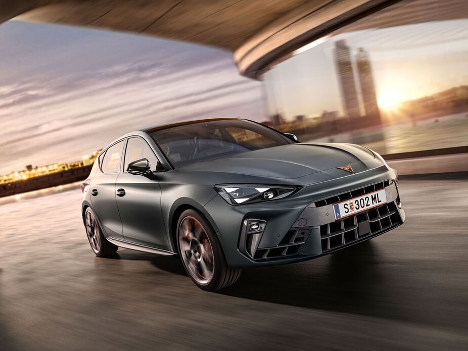 Schräge Vorderansicht eines grauen CUPRA Leon in voller Fahrt.