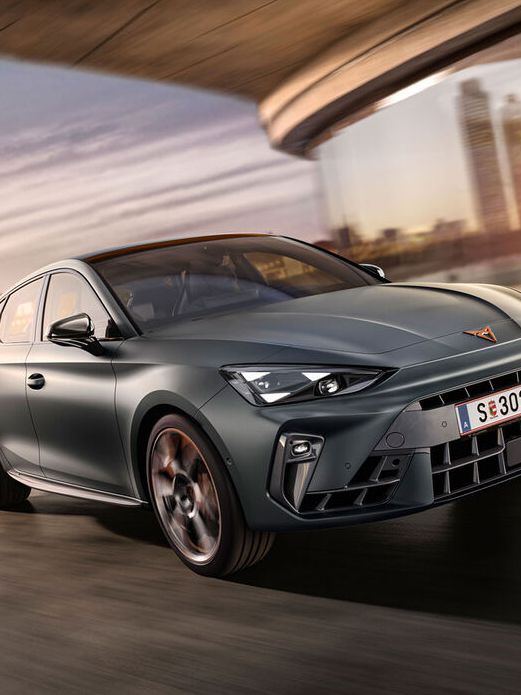 Schräge Vorderansicht eines grauen CUPRA Leon in voller Fahrt.