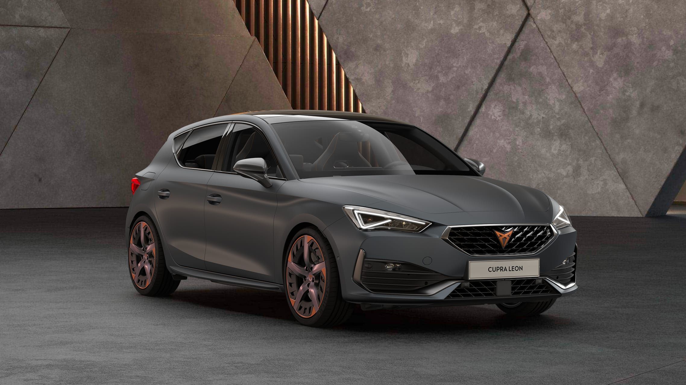 Nový kompaktní sportovní vůz CUPRA Leon 5D e-HYBRID s individuálně volitelnými kombinacemi barev a kol