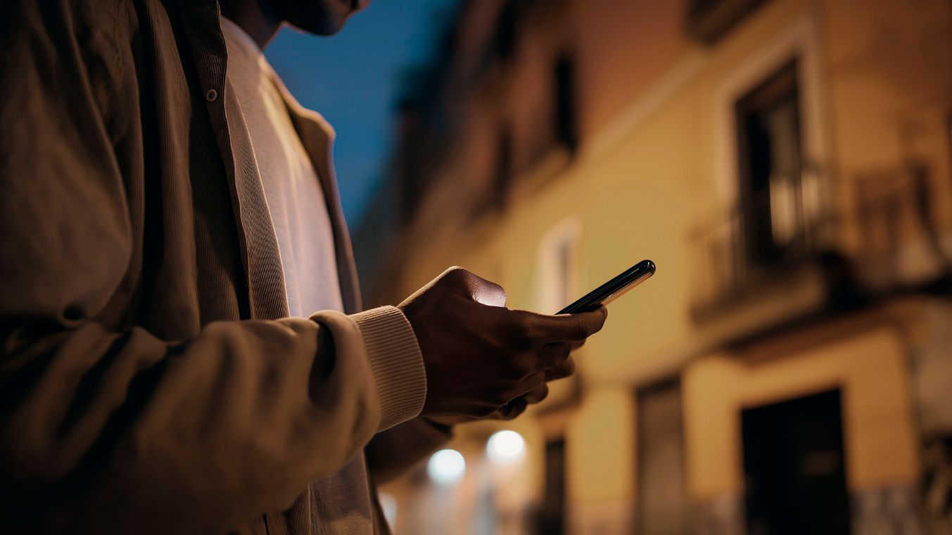 [AI-generated] – CUPRA - Muž držící telefon