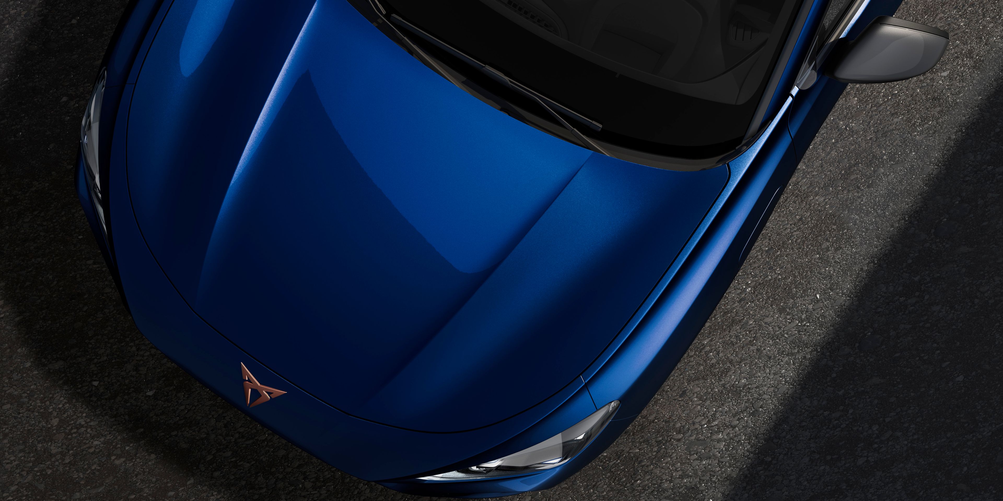 CUPRA Terramar v nové metalické barvě modrá Cosmos.