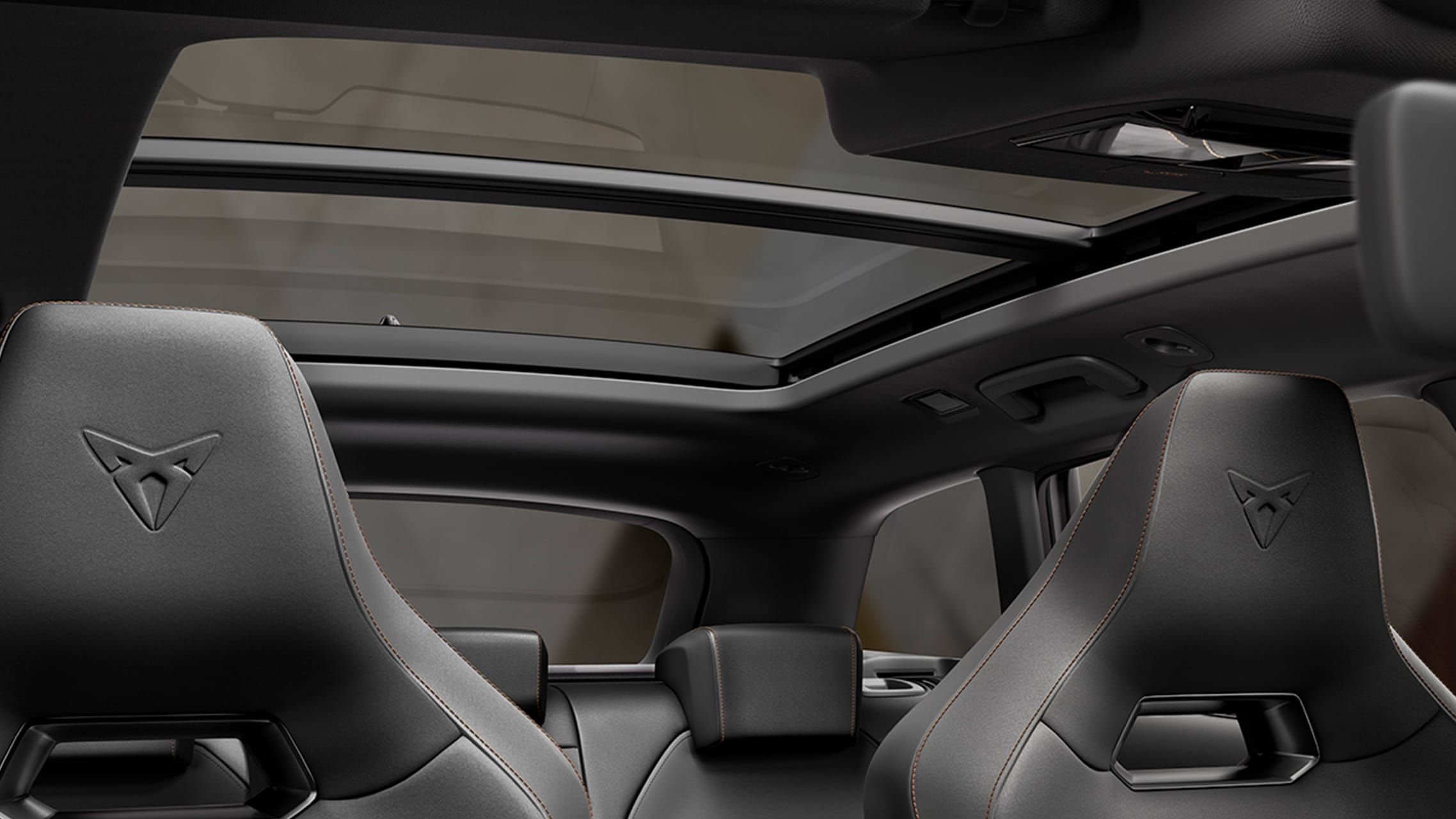 Nový rodinný sportovní vůz CUPRA Leon Sportstourer ehybrid s panoramatickým střešním oknem