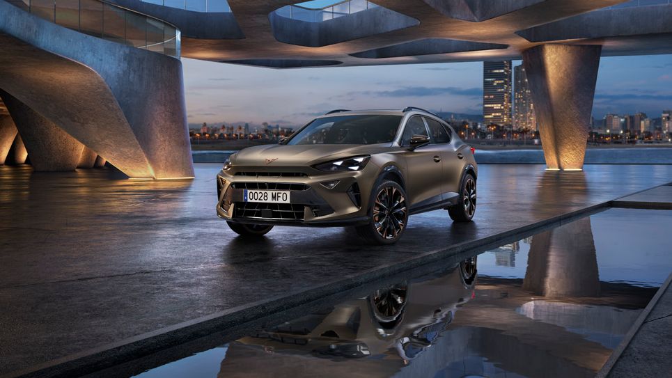 CUPRA Formentor PHEV VZ – dynamický pohled z předního 3/4 úhlu, zdůrazňující sportovní design, výraznou příď a plug-in hybridní pohon spojující vysoký výkon s elektrifikovanou mobilitou.