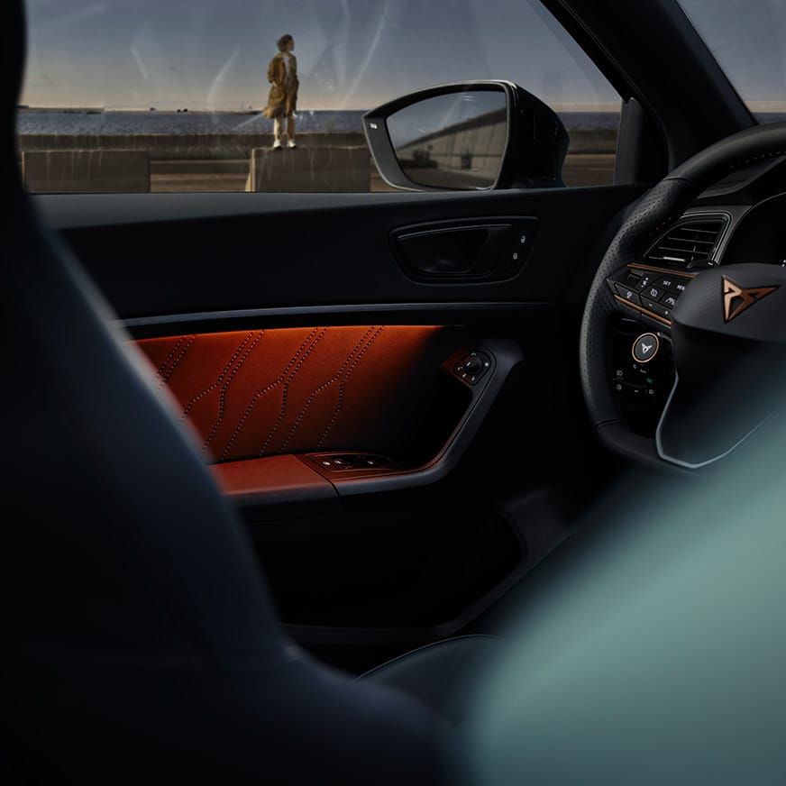 CUPRA Ateca 2020 pohled do interiéru na supersportovní volant a obrazovku infotainmentu