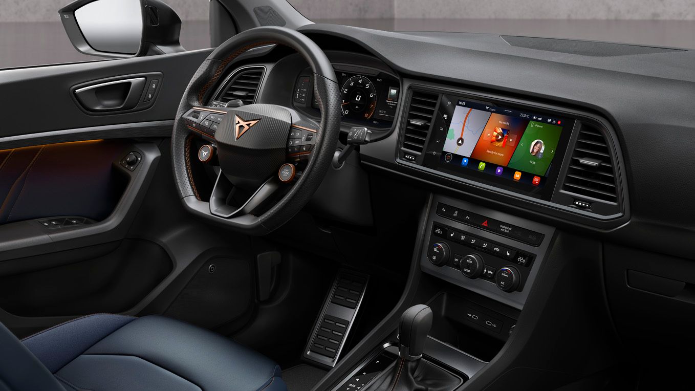 CUPRA Ateca 2020 pohled do interiéru na supersportovní volant a obrazovku infotainmentu