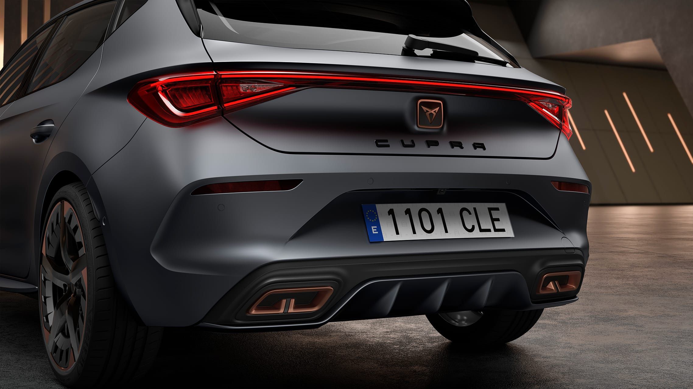 Nový kompaktní sportovní vůz CUPRA Leon e-HYBRID, záběr zblízka na zadní nárazník s měděnými doplňky