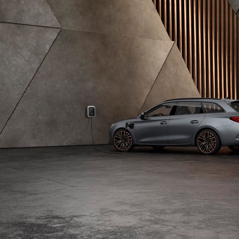 rodinný sportovní vůz CUPRA Leon Sportstourer ehybrid v barvě graphene šedá, pohled zblízka na nabíjecí zásuvku pro jízdu s nulovými emisemi