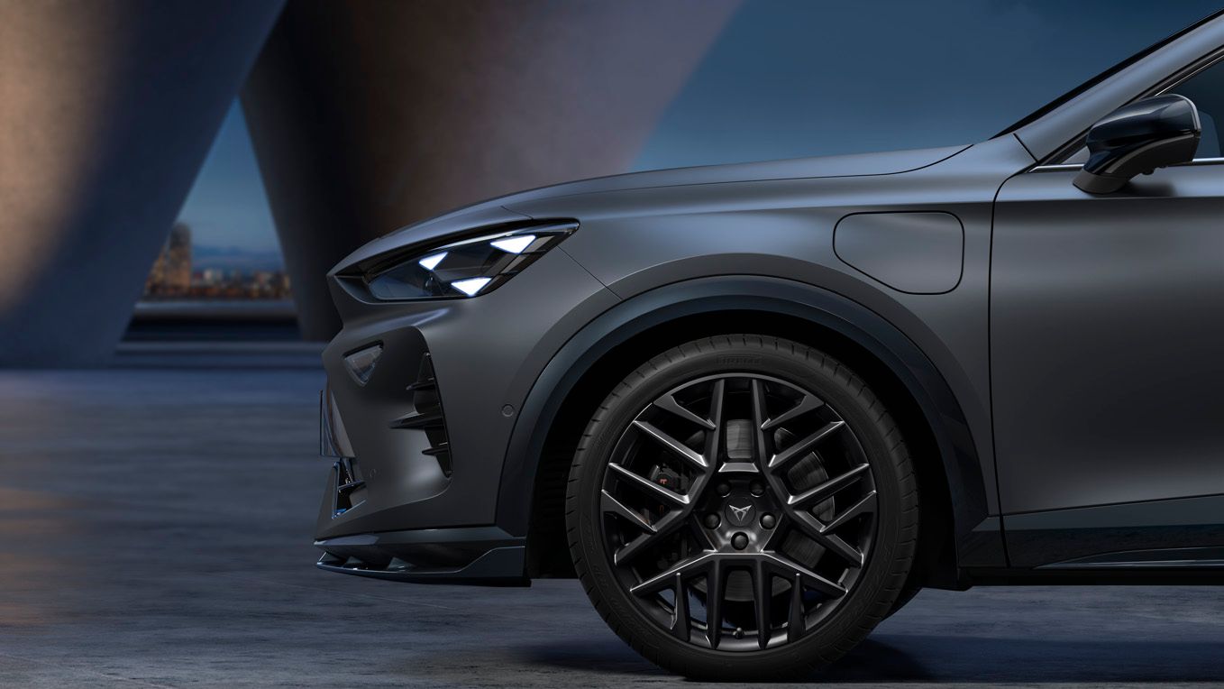 Pohled ze strany na 19" kola "CUSTOM" na modelu CUPRA Formentor