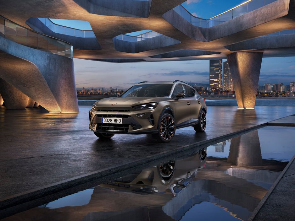 CUPRA Formentor PHEV VZ – dynamický pohled z předního 3/4 úhlu, zdůrazňující sportovní design, výraznou příď a plug-in hybridní pohon spojující vysoký výkon s elektrifikovanou mobilitou.