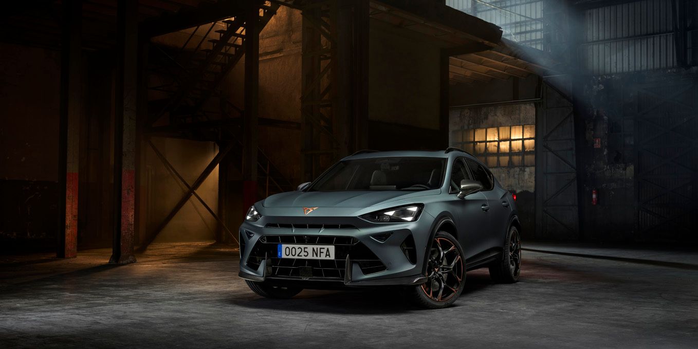 Pohled zepředu na nový model CUPRA Formentor VZ5, zaparkovaný v nočním prostředí, který ukazuje detaily jeho designu.